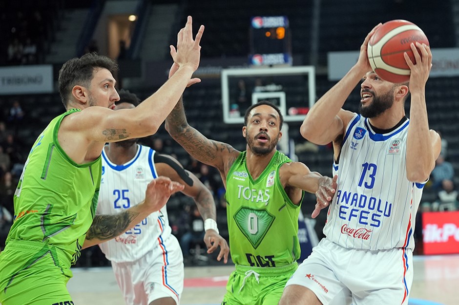Anadolu Efes'ten TOFAŞ'a 25 sayı fark